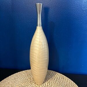 New Armelent New York Tan Pearlized Finish Silver Metal Top Tall Bud Vase